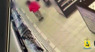 В Архангельске задержана женщина за кражу элитного алкоголя и парфюмерии