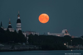 Архангелогородцы делятся потрясающими фото Оленьей Луны
