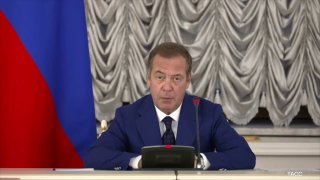 Медведев опроверг слухи о мобилизации и сообщил о контрактниках в РФ