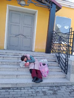 Множество женщин с пакетами вызывают тревогу: возможные случаи мошенничества и бездомности