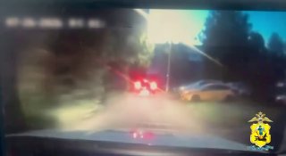 Пьяный водитель выпрыгнул из автомобиля, пытаясь избежать полиции