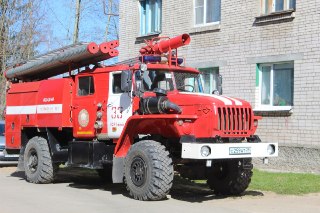 Пожар в мусорном контейнере: оперативные действия пожарных